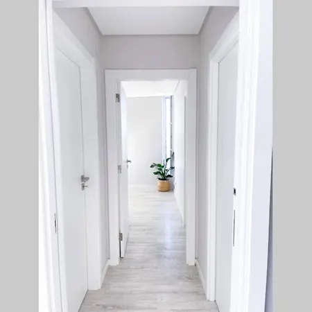 Cozy Apartment With Airport View Apartment *